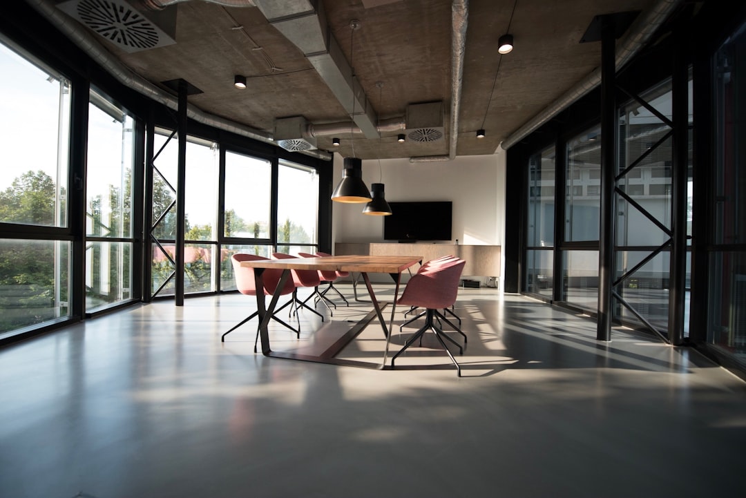 Intérieur lumineux d’un studio de travail